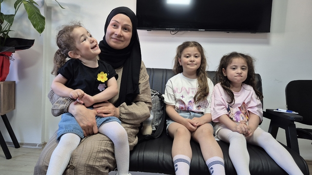 13 yıl önce ameliyat olup görmeye başlayan Eda Nur, 3 çocuğunun da sağlığına kavuşmasını istiyor