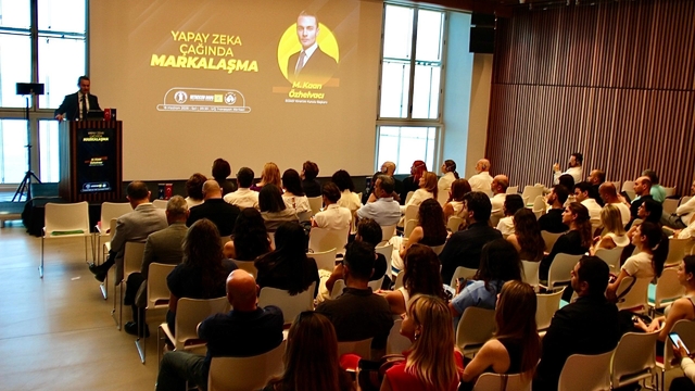 Yapay zeka çağında markalaşma İzmir'de masaya yatırıldı
Özhelvacı'dan 'yapay zeka çağında markalaşma' vurgusu: "İlk adımı İzmir'den atmak istiyoruz"