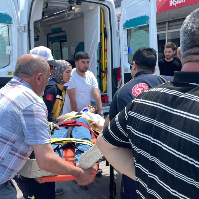 Otomobille çarpışan motosikletin sürücüsü yaralandı