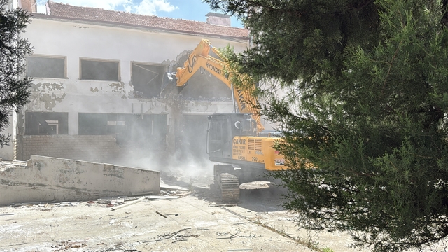 Menteşe'de 72 yıldır hizmet veren bina yıkılıyor