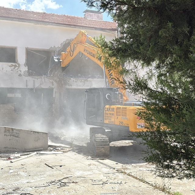 Menteşe'de 72 yıldır hizmet veren bina yıkılıyor