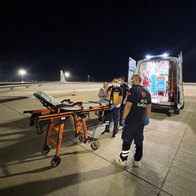 Endonezya'da trafik kazası geçiren Türk vatandaşı ambulans uçakla yurda get...