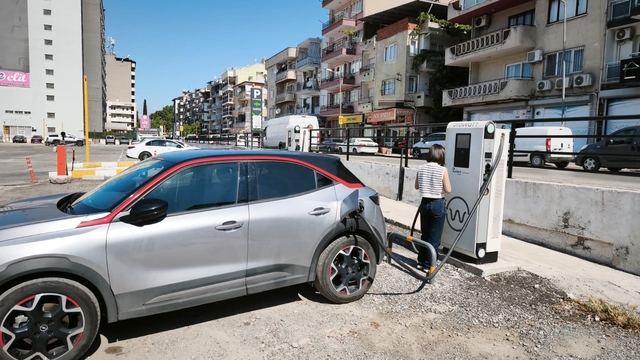Efeler Belediyesi'nin elektrikli araç şarj istasyonları hizmette