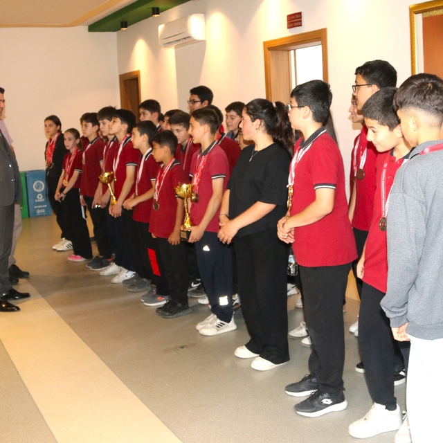Taşova Kaymakamı Kartal başarılı sporcularla bir araya geldi