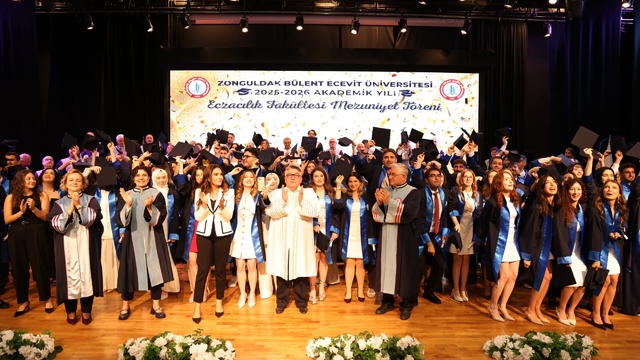 BEUN'da geleceğin eczacıları mezuniyet sevinci yaşadı