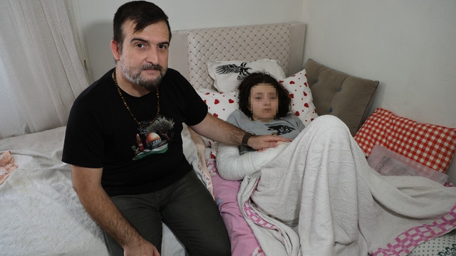 Adana'da 12'nci kattan düşüp hayata tutunan çocuk taburcu edildi
11 günlük tedavi sonrası taburcu edilen Ecrin'i komşuları balonlarla karşıladı
Ecrin: "Sağlığıma kavuşunca yardım işlerine yöneleceğim"