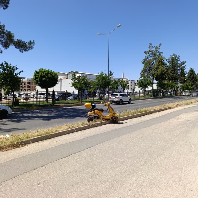 Devrilen elektrikli motosikletin sürücüsü yaralandı