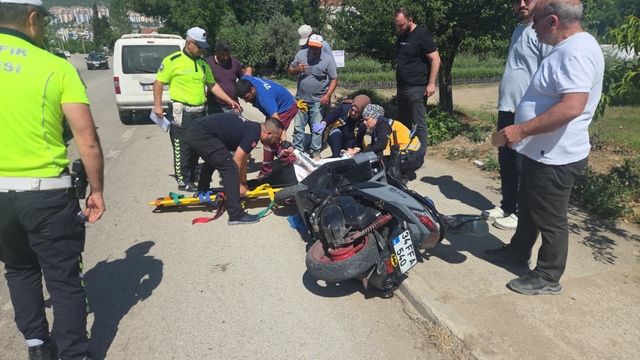 Yol kenarında duran motosiklete araç çarptı: 1 yaralı
