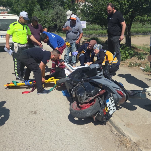 Yol kenarında duran motosiklete araç çarptı: 1 yaralı