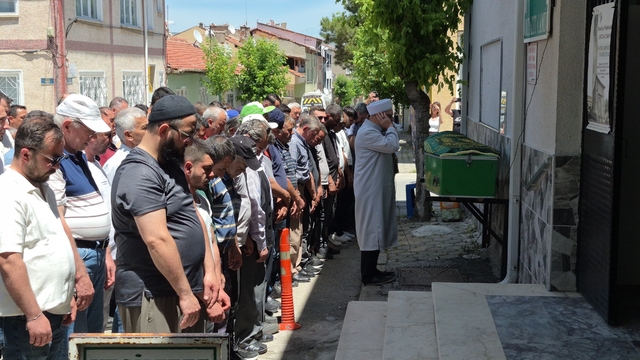 Ayşe teyze aracın altında kaldığı sokaktan son yolculuğuna uğurlandı
Yaşlı kadının cenaze namazı kılınırken, kazaya karışan sürücü tutuklandı