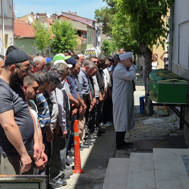Ayşe teyze aracın altında kaldığı sokaktan son yolculuğuna uğurlandı
Yaşlı...