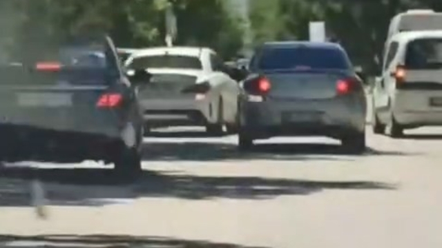 Elazığ'da peş peşe makas atan sürücü kameraya yansıdı