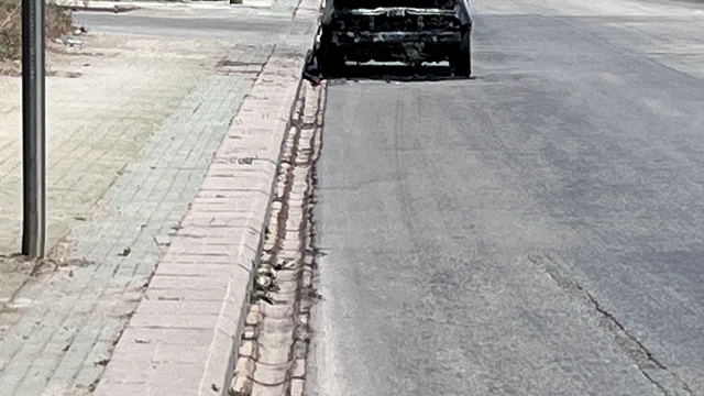 Yol kenarına bırakılan yanmış araç dikkat çekiyor
