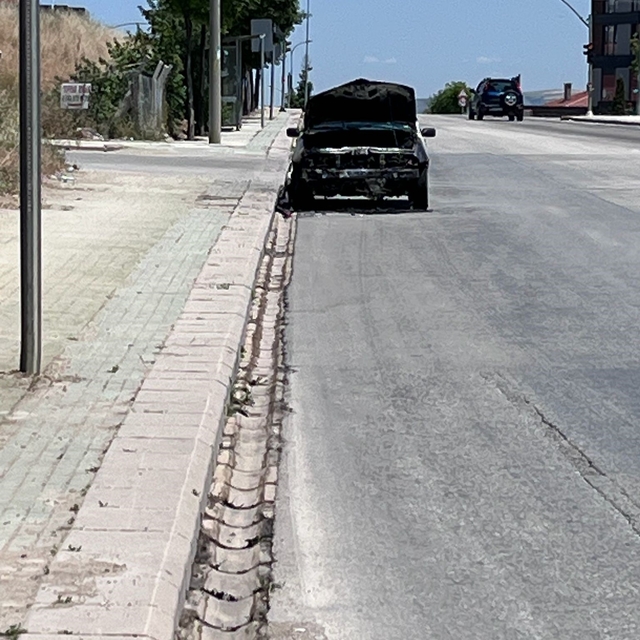Yol kenarına bırakılan yanmış araç dikkat çekiyor