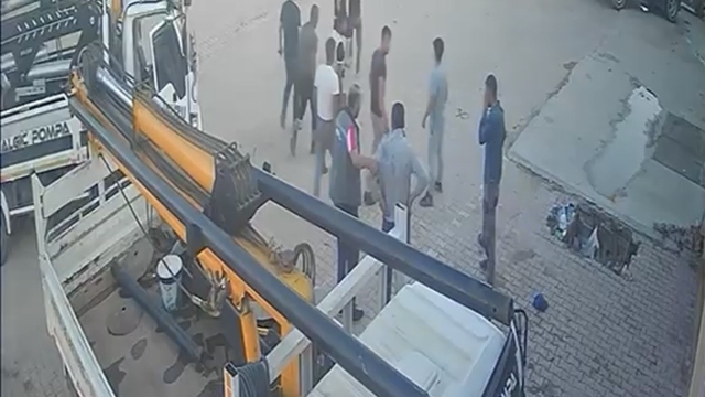 Yumruk, tokat ve tekmelerin havada uçuştuğu kavga kamerada