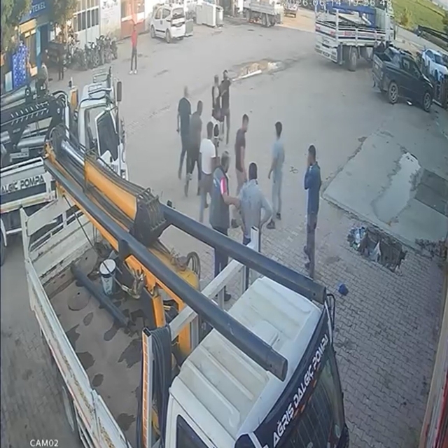 Yumruk, tokat ve tekmelerin havada uçuştuğu kavga kamerada
