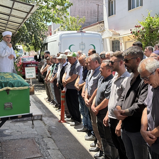 Eskişehir'de trafik kazasında ölen kadının cenazesi defnedildi