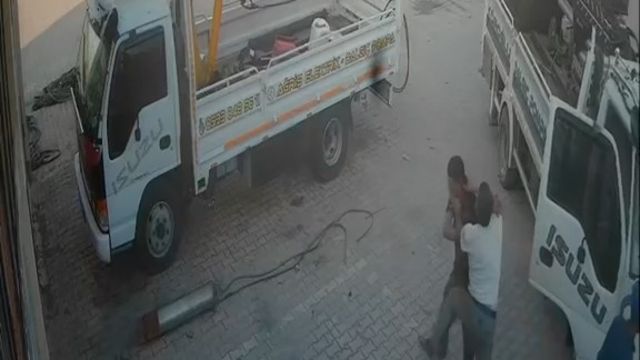 Sanayi sitesindeki tekmeli, yumruklu kavga güvenlik kamerasında