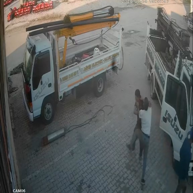 Sanayi sitesindeki tekmeli, yumruklu kavga güvenlik kamerasında