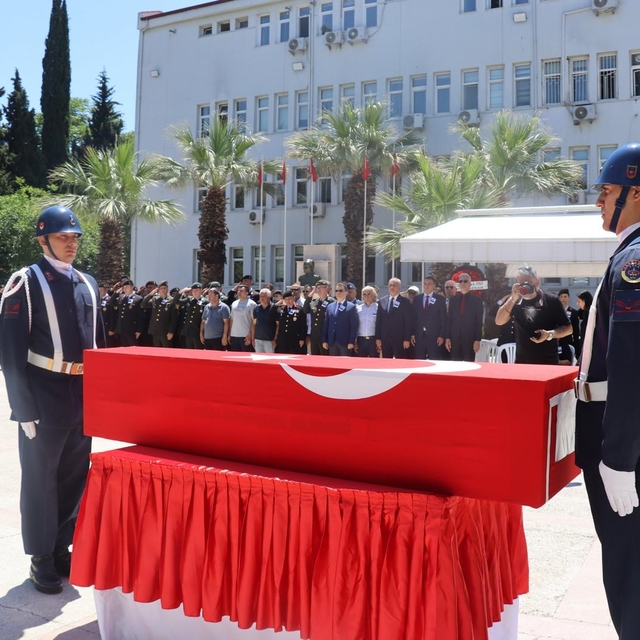 Manisa'da trafik kazasında hayatını kaybeden uzman çavuş için tören düzenle...