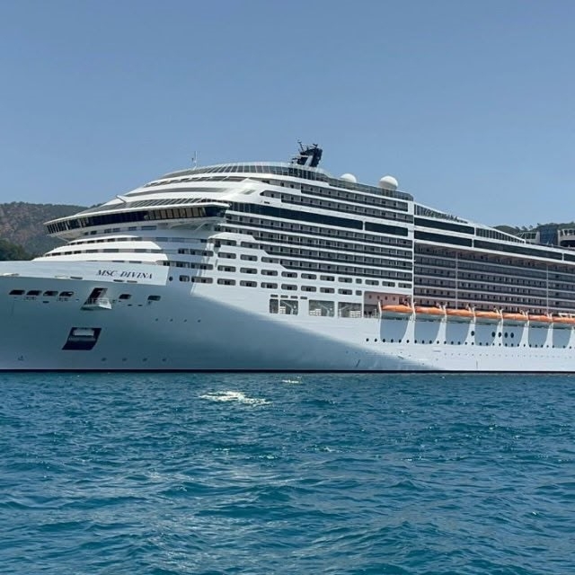 Dev yolcu gemisi 5 bin yolcusu ile Marmaris'e demir attı