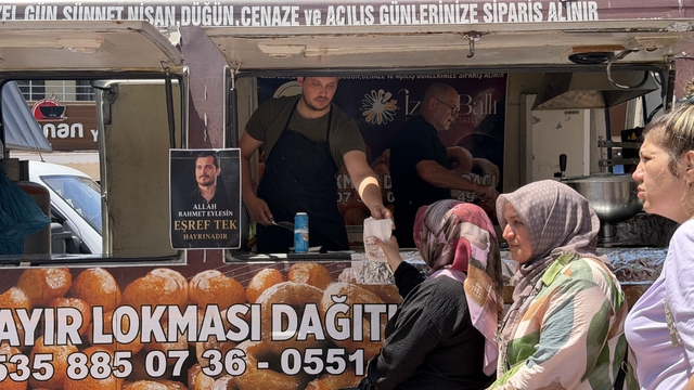 Dizide ölen karakter için lokma döktürdüler
Eşref Rüya dizisinin başrolü Eşref Tek için İznik'te lokma hayrı düzenlendi
Bir kişinin ellerini açıp dua etmesi dikkatlerden kaçmadı