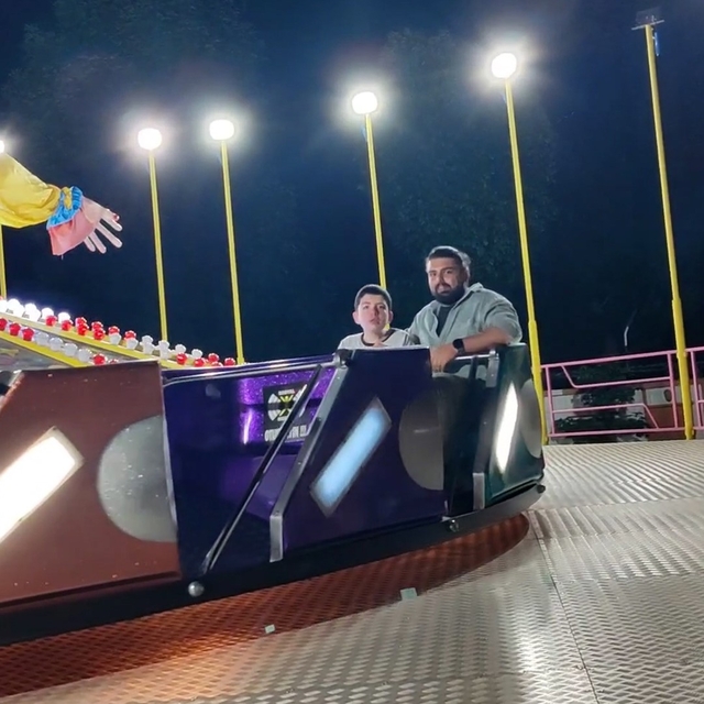 Günlerdir lunaparkı izleyen otizmli çocuğa çalışanlardan özel tur
İzleyenle...