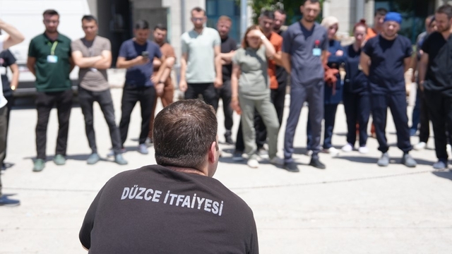 Hastanede yangın eğitimi
Sağlık uygulama merkezi personellerine yangına müdahale eğitimi verildi