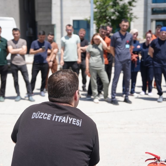 Hastanede yangın eğitimi
Sağlık uygulama merkezi personellerine yangına müd...