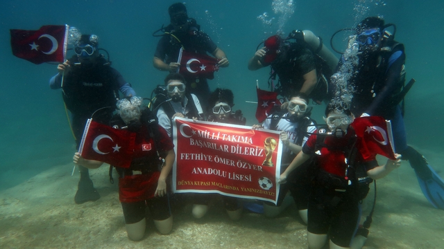 Liseli gençlerden milli takıma sualtından destek
