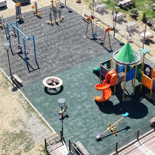 Şehzadeler'in parklarında yenileme çalışmaları devam ediyor
