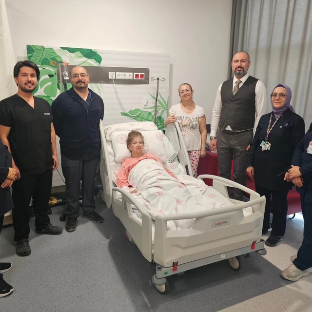 Yürüyemeyen hasta başarılı ameliyatla yeniden ayağa kalktı