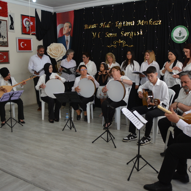 Banaz'da halk eğitimi merkezinin yıl sonu sergisi açıldı