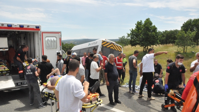 Edirne'de yolcu minibüsü tıra çarptı: 16 yaralı