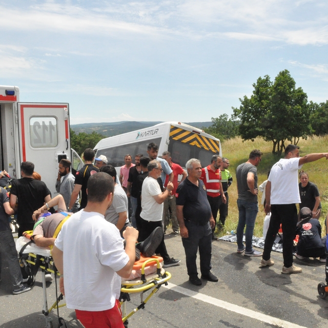 Edirne'de yolcu minibüsü tıra çarptı: 16 yaralı