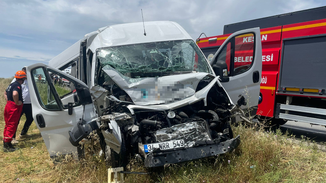 Edirne'de personel servisi, tankere çarptı: 16 yaralı