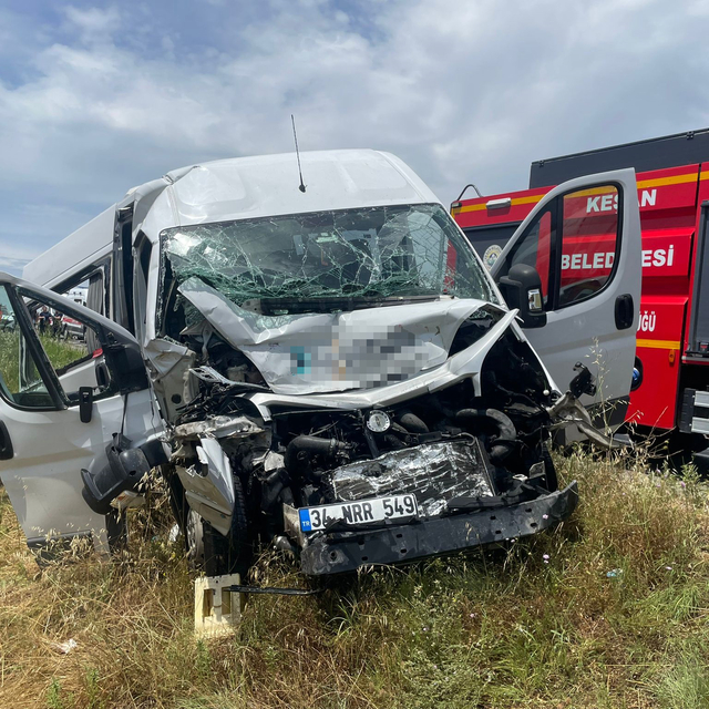 Edirne'de personel servisi, tankere çarptı: 16 yaralı