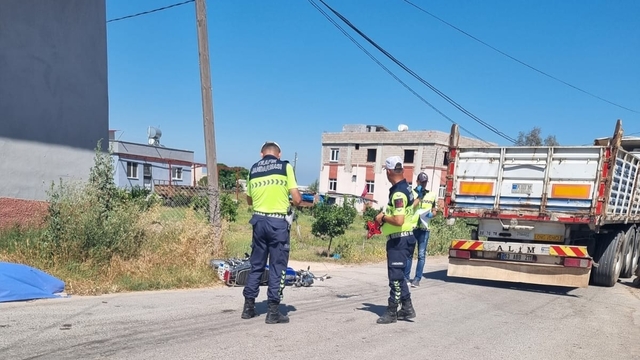 Kamyonla çarpışan motosikletin sürücüsü öldü; kaza kamerada