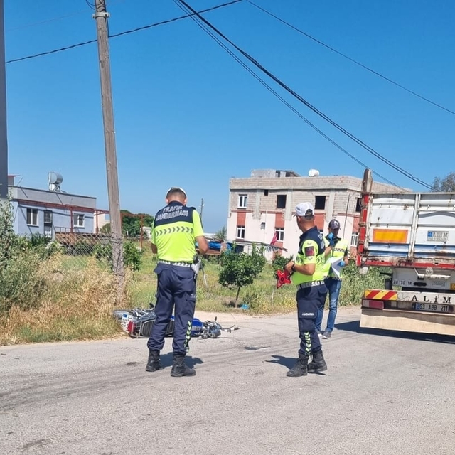 Kamyonla çarpışan motosikletin sürücüsü öldü; kaza kamerada