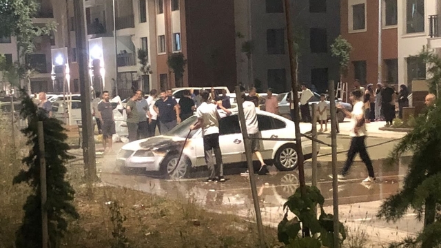 Park halindeki otomobil alev aldı