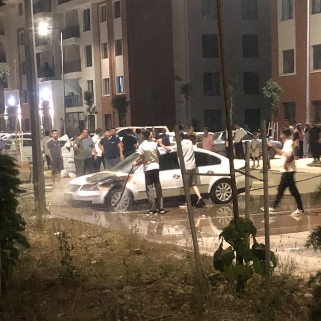 Park halindeki otomobil alev aldı