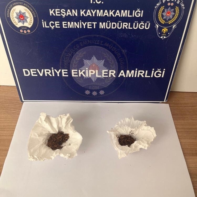 Keşan'da polisin durdurduğu 5 şüpheliden uyuşturucu madde ele geçirildi