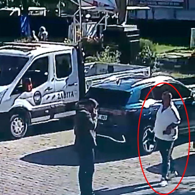 Belediye başkanına ait aracın yanında kesici aletle beklerken fark edilen ş...