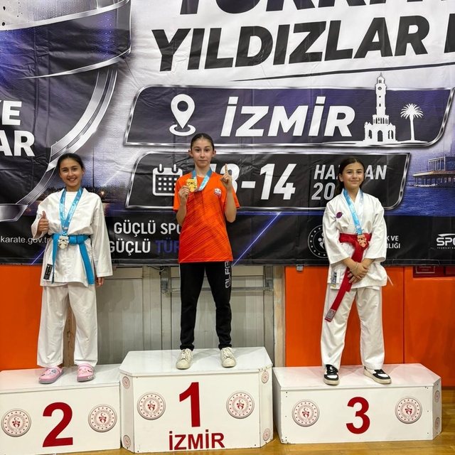 Aliağalı karateciler Ege Ligi'nden 12 madalya ile döndü