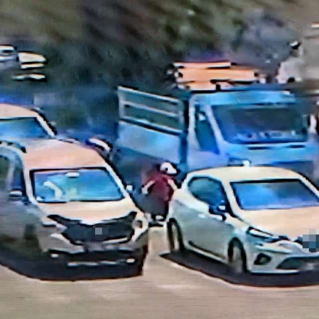 Adana'da feci kaza: Yolun karşısına geçerken iki aracın çarptığı çocuk haya...