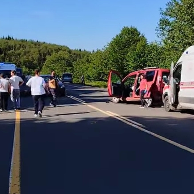 Kontrolden çıkan araç, park halindeki araca çarptı: 3 yaralı
