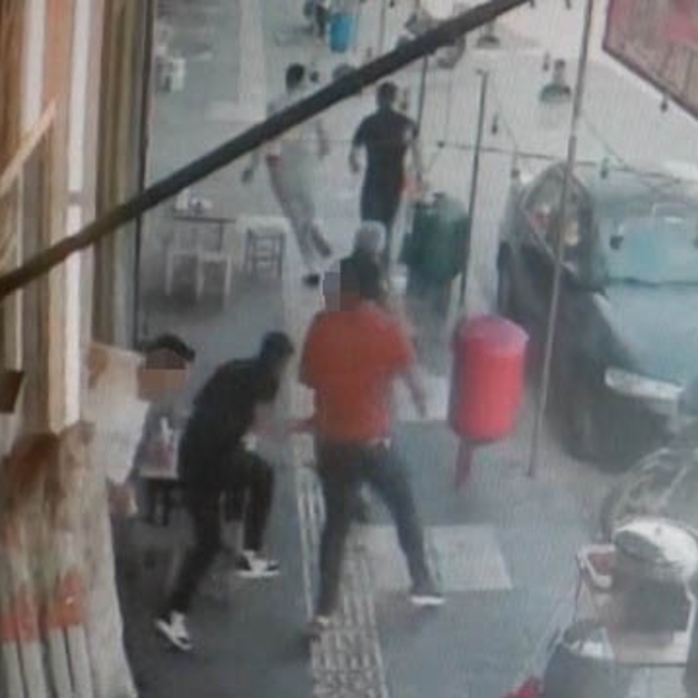 Kilis'te kebapçıda silahlı ve bıçaklı kavga: 1 yaralı
Şüphelilerin iş yerin...