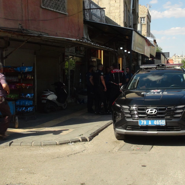 Kilis'te kebap salonunda bıçaklı kavga kamerada: 1 yaralı