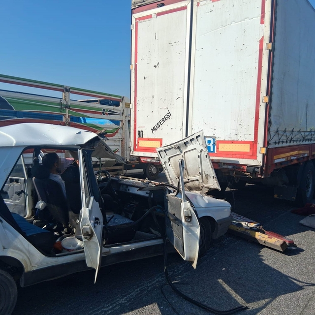 Osmaniye'de otomobil tıra çarptı: 3'ü çocuk 5 yaralı