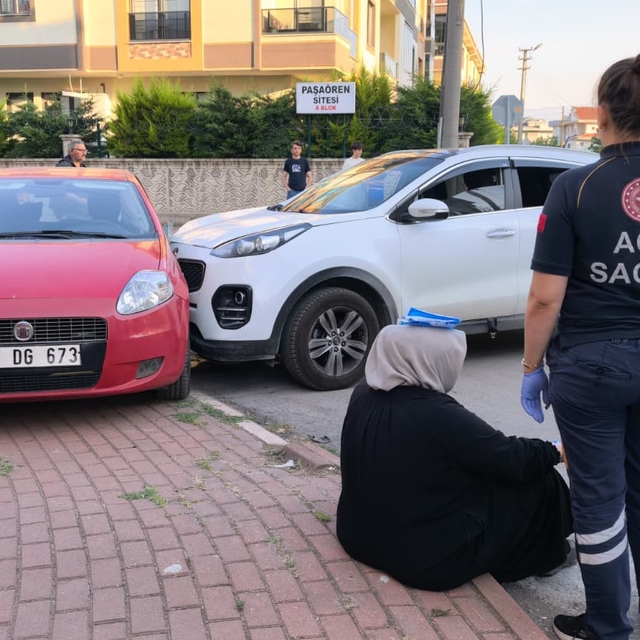 Cipin çarpıp, sürüklediği otomobil kaldırıma çıkarak durdu; 4 yaralı